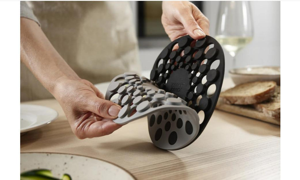 Joseph Joseph: Spot-On Silicone Trivets - Grey
